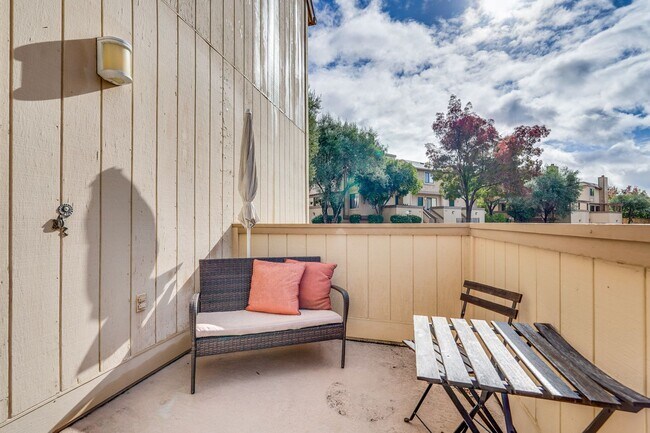 Building Photo - Welcome Home!!! - Modern and Spacious Gem! Townhouse with 2 Primary Bedrooms, Nice balcony, In re...