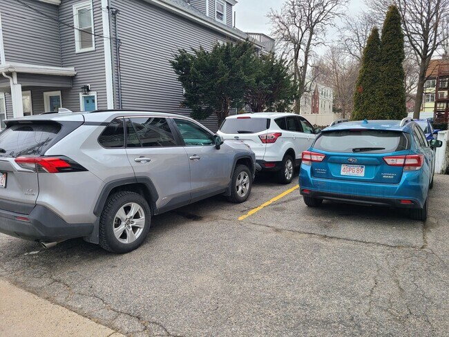 Building Photo - Off street parking - Close to Whole Foods / CVS - Renovated Kitchen