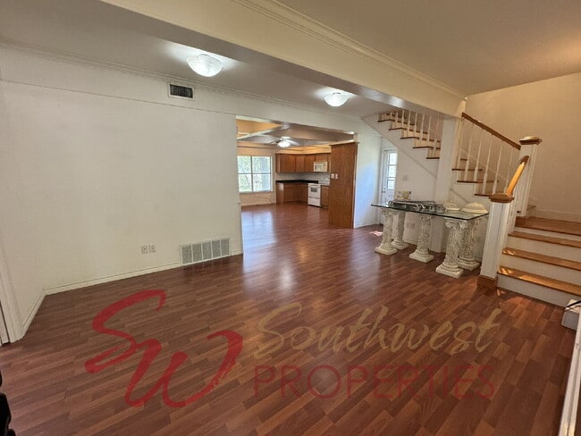 Building Photo - Outstanding 3 bedroom with extra bonus room and screened in porch!