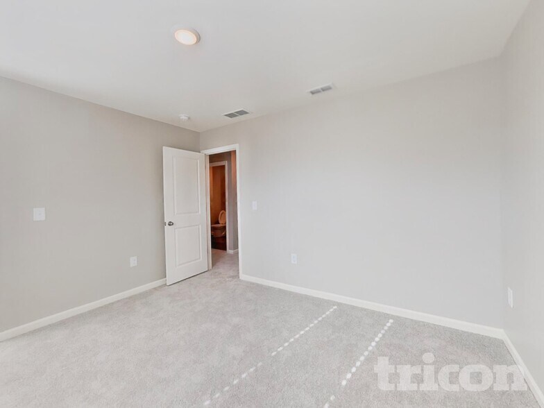 Building Photo - 152 Gladstone Loop