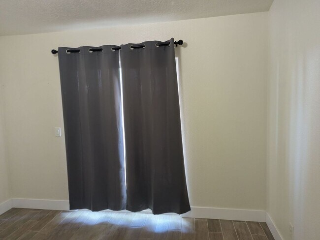 Building Photo - Centrally Located 3 Bedroom Condo. Small D...