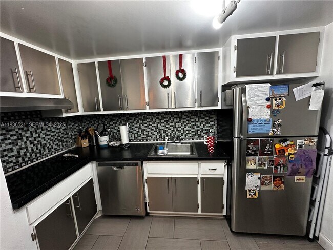 Building Photo - 801 Brickell Bay Dr