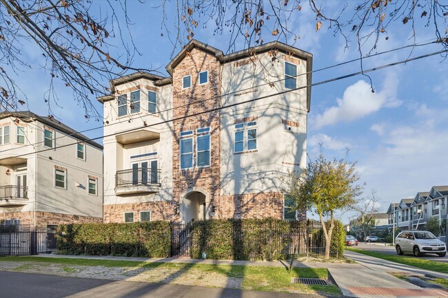 Building Photo - 1003 E 28th St