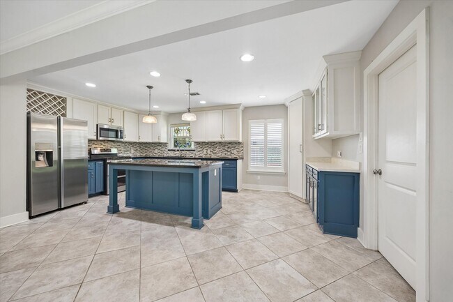Building Photo - 10303 Greenwillow Dr