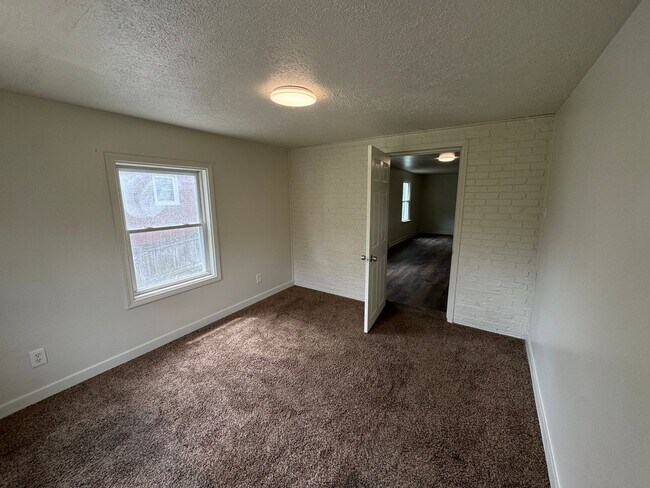 Building Photo - Available NOW! 4 Bed1Full Bath House