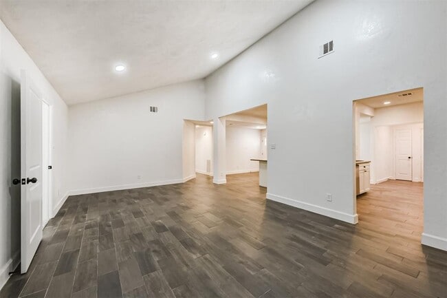 Building Photo - 210 Gentilly Dr