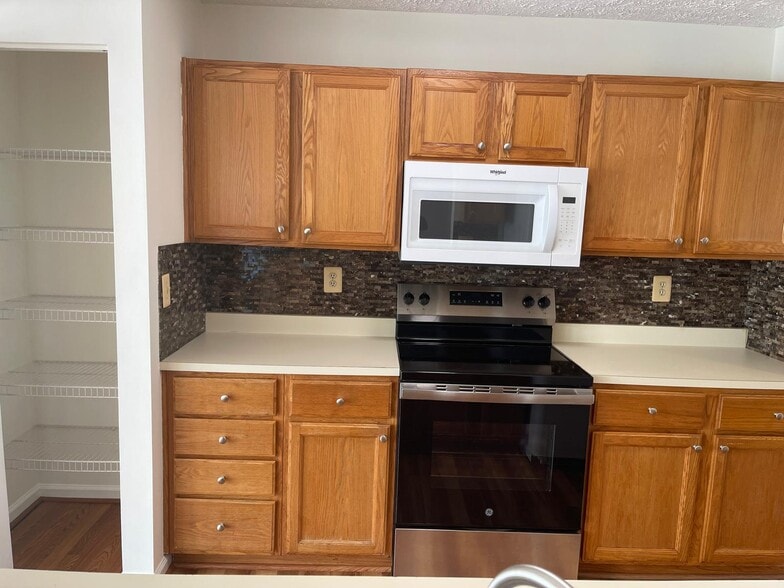 Building Photo - 5610 Avonshire Pl