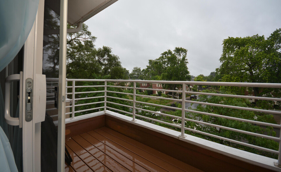 Additional outdoor patio / balcony overlooking downtown Columbus - 1834 Northwest Blvd