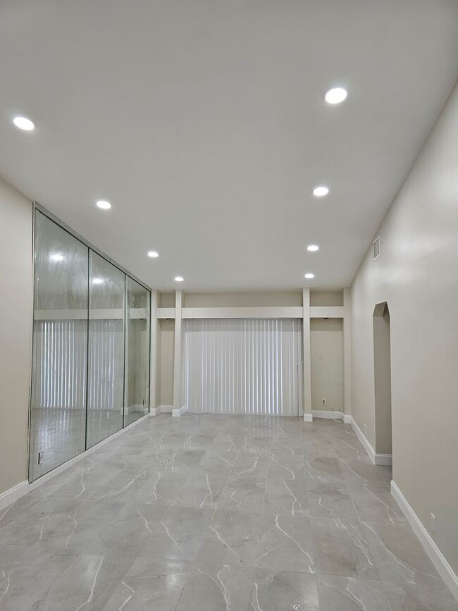 Building Photo - Beautifully Renovated 3BR/2BA Townhome in ...