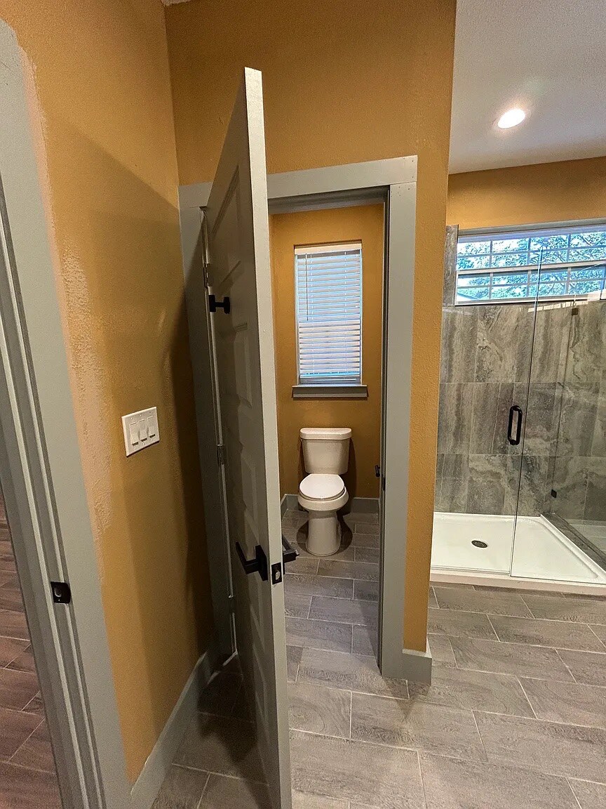 Building Photo - Room in Duplex on N Shore Dr