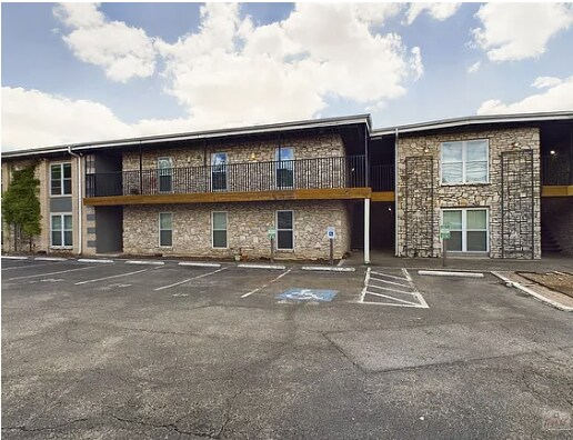Building Photo - 2401 Manor Rd