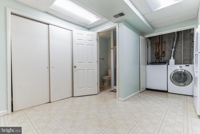 Building Photo - 7866 Archbold Terrace