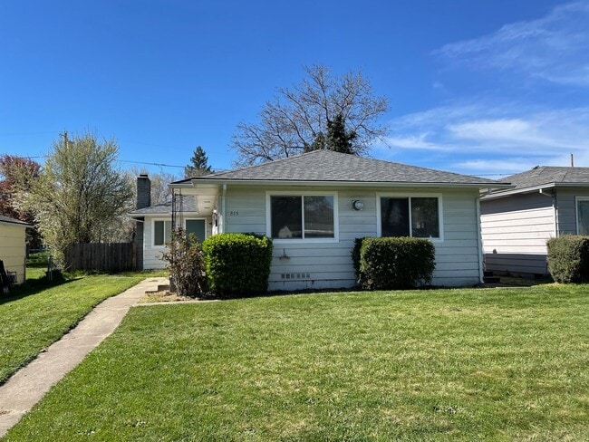 Building Photo - Nice 2 Bedroom 1 Bath Front Duplex-Parking and a Garage with Remote for Easy Access