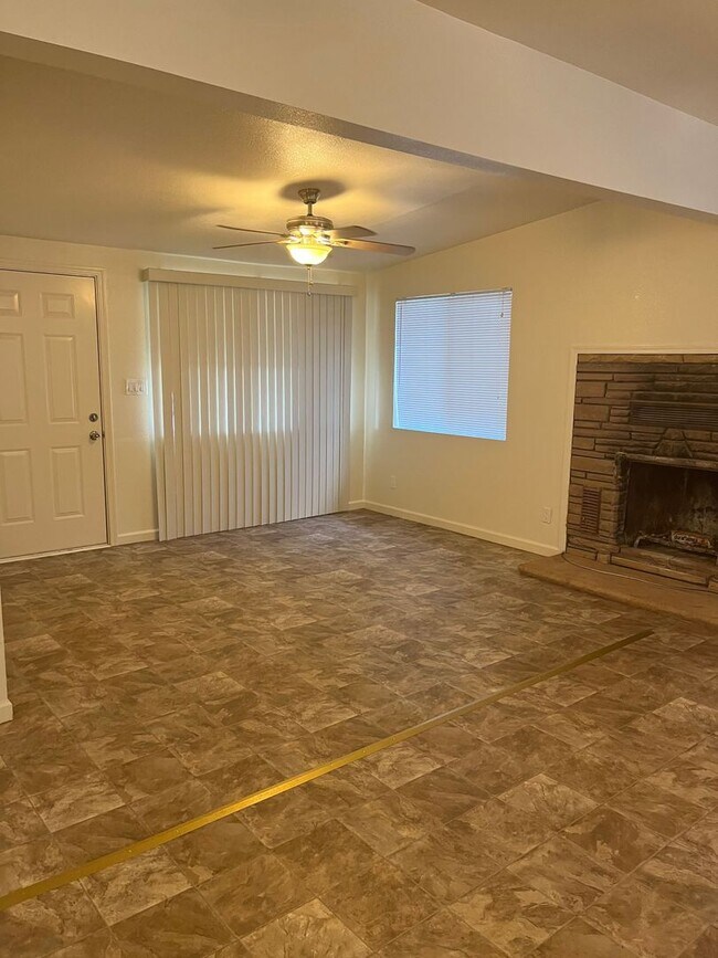 Building Photo - 400 W Arrowhead Dr