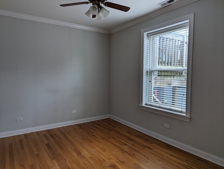 Building Photo - 3808 N Marshfield Ave