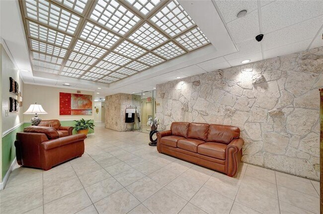 Building Photo - 1100 St Charles Pl