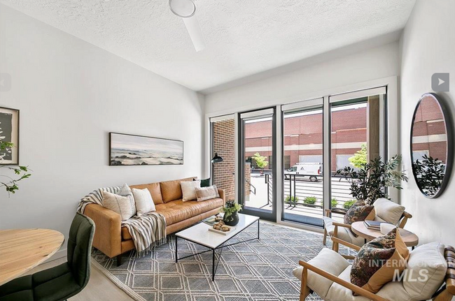 Building Photo - Stylish 1 Bed, 1 Bath Main-Level Condo in ...