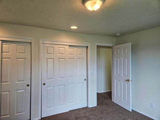 Building Photo - 4Bd/3Ba Two Story House - Available to View!
