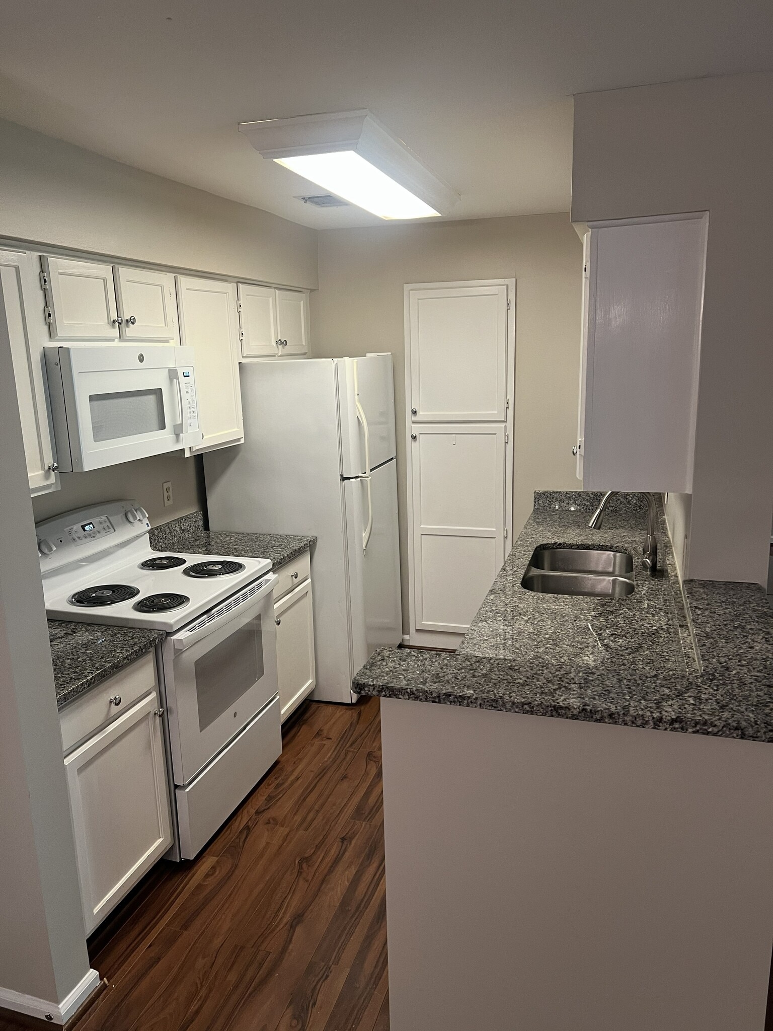 Building Photo - 2301 Pine Heights Dr NE