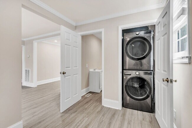 Building Photo - Beautifully Updated 2-Bedroom, 2-Bath Single-Level Home($1650/mo rent***)