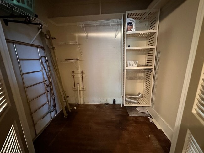 Building Photo - Introducing a charming 2-bedroom, 1.5-bath...