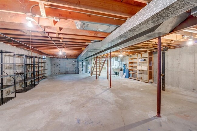 Building Photo - Move in Ready Hill Farms Ranch!