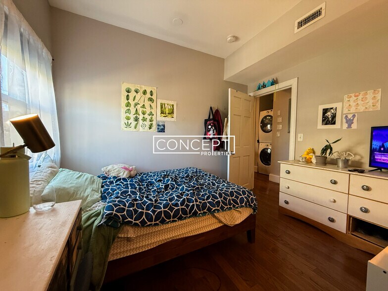 Building Photo - 344 Centre St