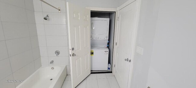 Building Photo - 7441 N Rogers Ave