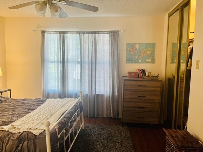 Building Photo - 2 Bd / 2 Ba Townhome Minutes Away From Campus & Downtown!