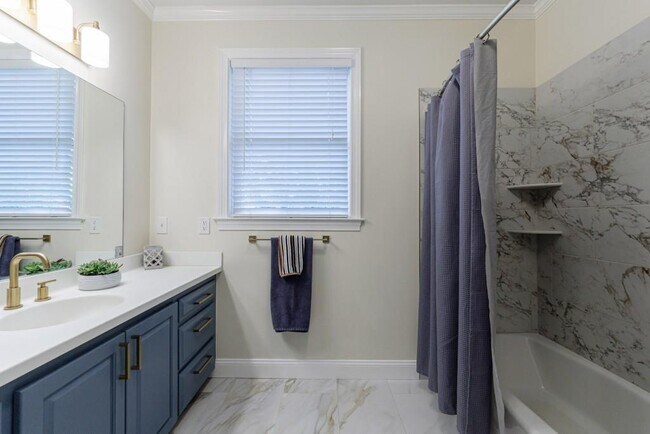 Building Photo - 390 Alpine Dr