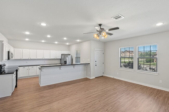 Building Photo - 415 Goldilocks Ln