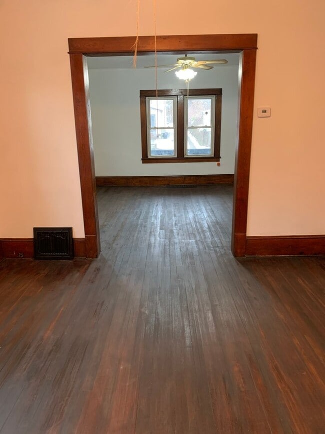 Building Photo - 3 Bedroom Single-Family Home