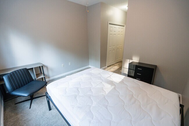 Building Photo - Beautiful 3 Bedroom 2 1/2 Bath Condo