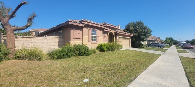 Building Photo - Gorgeous Single Story Home