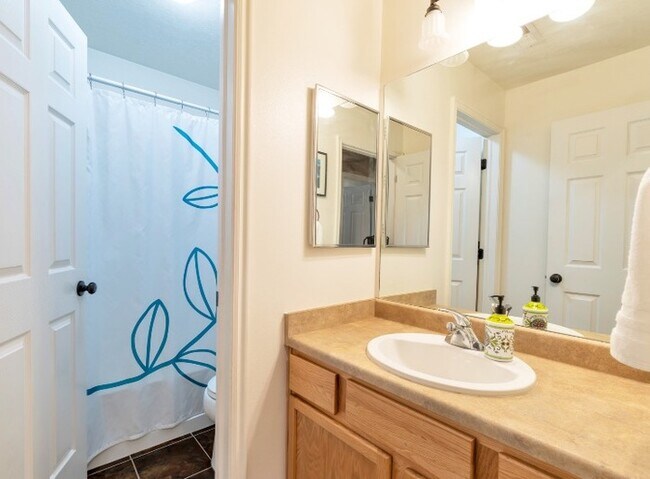 Building Photo - Bright 3-Bed, 2-Bath Condo with Mountain Views & Community Amenities