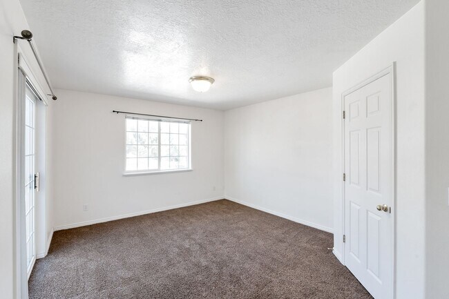 Building Photo - 3 Bedroom Top Floor Orem Condo w Awesome Amenities!