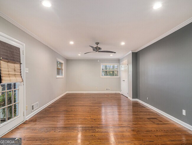 Building Photo - 3590 Cloudland Dr