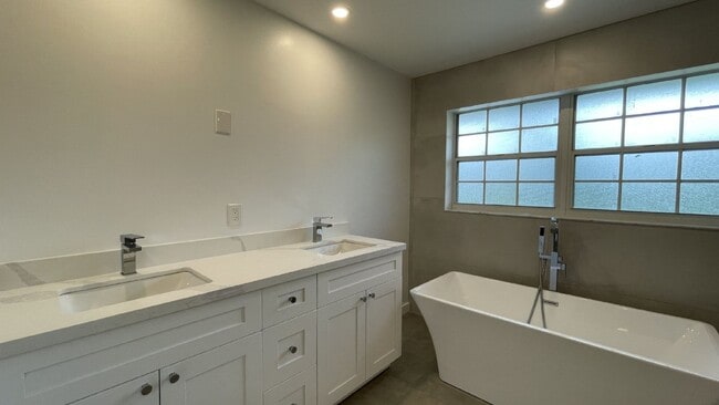 Building Photo - Spacious 3-Bedroom Oasis in Loxahatchee with 2 Full Baths