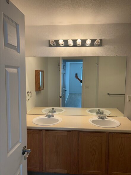 Building Photo - 3002 W Elizabeth St