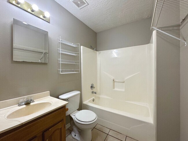 Building Photo - 2/1 Updated Rental Just North of Batesvill...