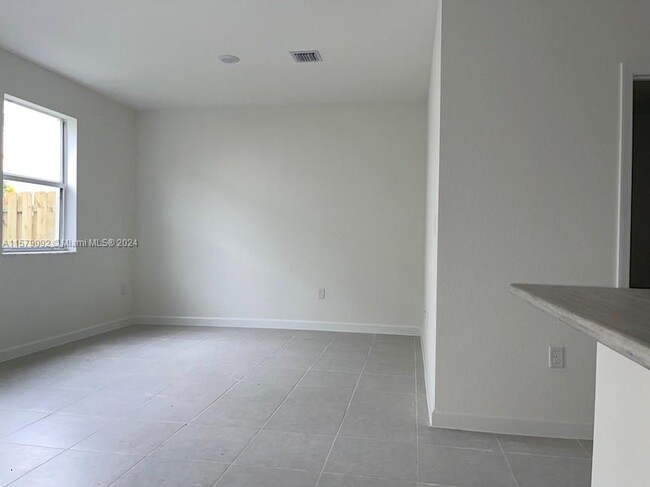 Building Photo - 2682 SE 11th Ct