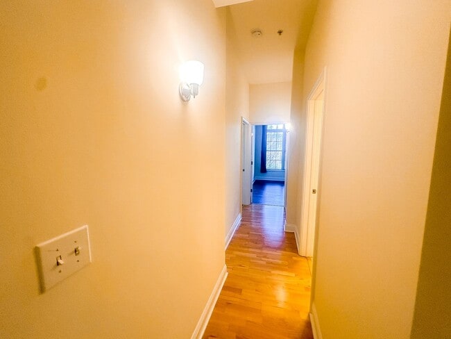 Building Photo - 450 E Ohio Unit 117