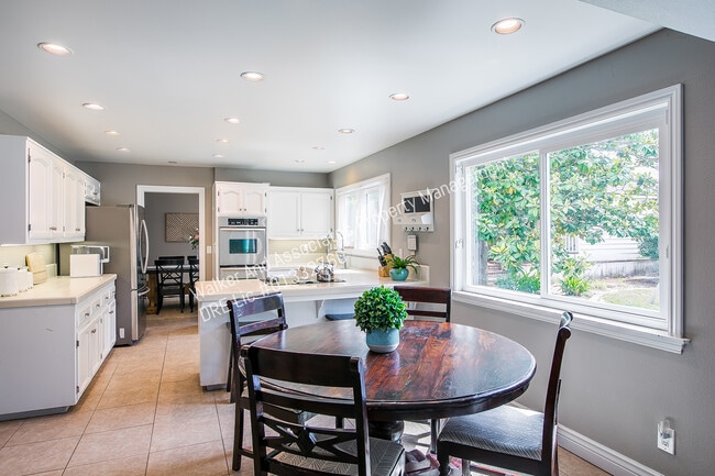 Building Photo - 1062 Foxenwood Dr