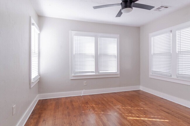 Building Photo - Beautiful Remodeled 1BD/1BTH Home In Crestwood Minutes away from the Highway!