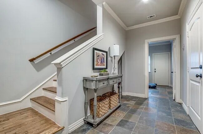 Building Photo - 1914 Euclid Ave