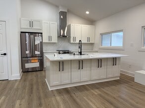 Building Photo - 8625 Cedarbrook Dr