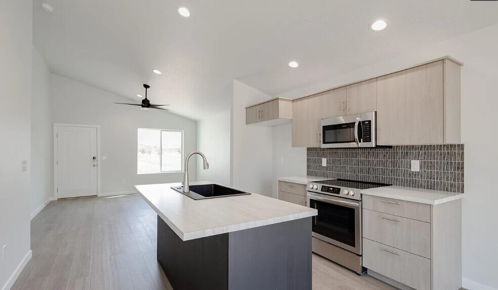 Building Photo - 1261 W Bass River Dr