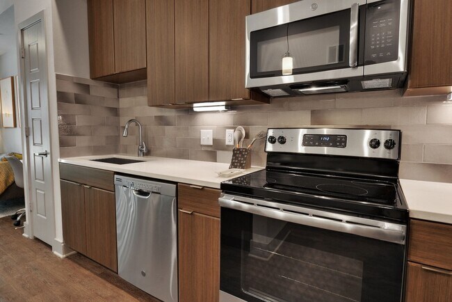 Building Photo - Walkable Living in Montrose - 1 Month Free!