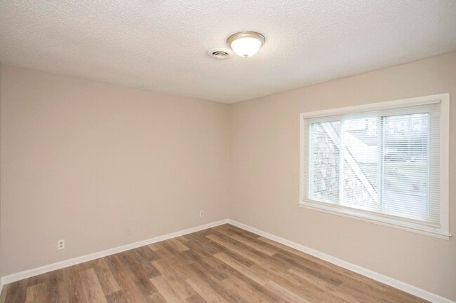 Building Photo - 421 Raintree Dr