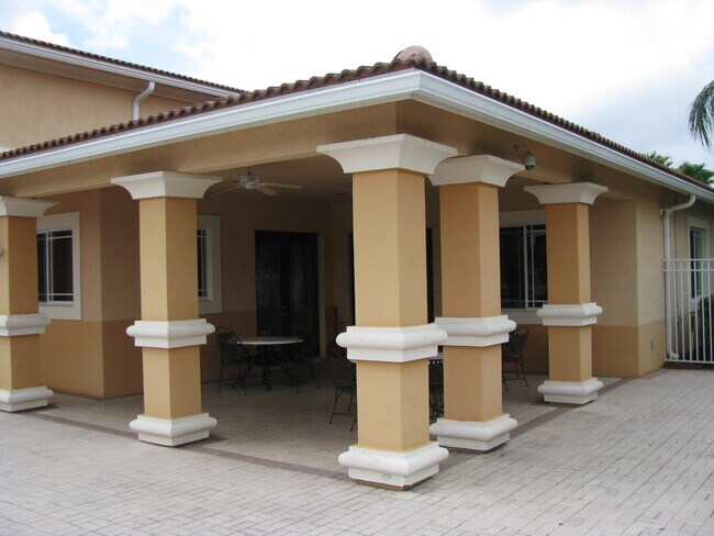 Building Photo - 181 SW Palm Dr